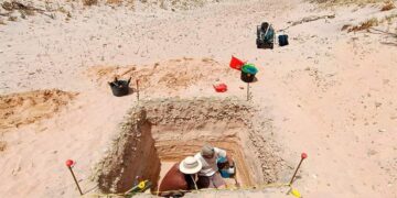 Una de las catas en plena playa durante la investigación / FOTO: Junta