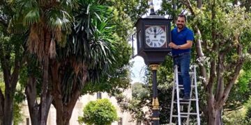La farola-reloj ya recolocada en el recinto museístico / FOTO: Ayto.