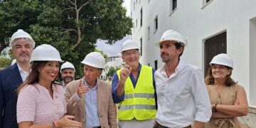 La comitiva de la consejera y el alcalde visitando las obras / FOTO: Subdelegación