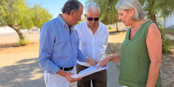 Visita a la barriada de La Cucarela, una de las beneficiadas del plan / FOTO: Ayto.