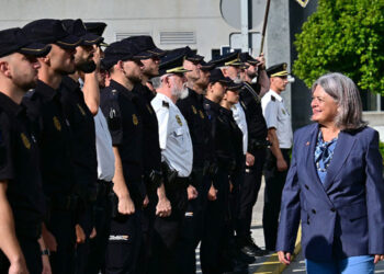 Flores saludando a nuevos policías en prácticas / FOTO: Eulogio García