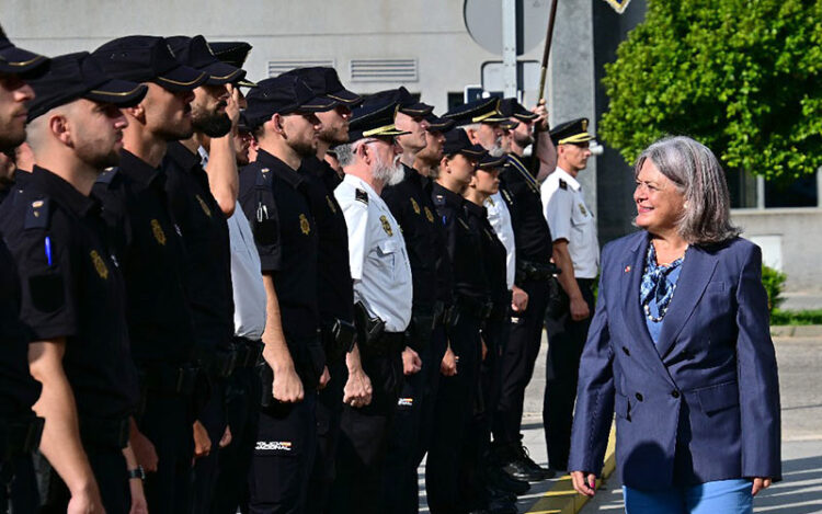 Flores saludando a nuevos policías en prácticas / FOTO: Eulogio García