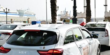 Varios taxis en la parada de San Juan de Dios / FOTO: Eulogio García