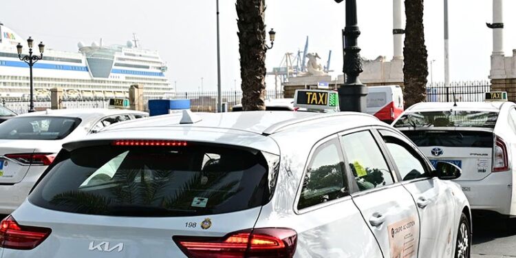 Varios taxis en la parada de San Juan de Dios / FOTO: Eulogio García