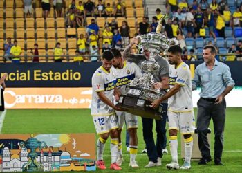 El presidente cadista ayudando a los canarios a cargar la copa / FOTO: Eulogio García