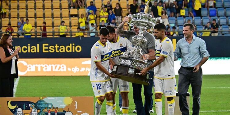 El presidente cadista ayudando a los canarios a cargar la copa / FOTO: Eulogio García