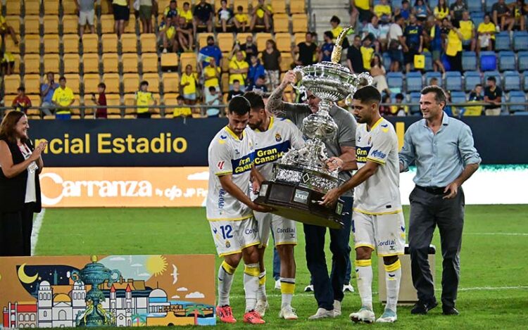 El presidente cadista ayudando a los canarios a cargar la copa / FOTO: Eulogio García