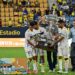 El presidente cadista ayudando a los canarios a cargar la copa / FOTO: Eulogio García