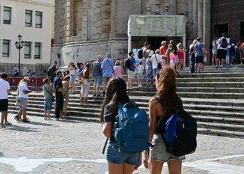 Cola de turistas en la Catedral / FOTO: Eulogio García