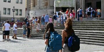 Cola de turistas en la Catedral / FOTO: Eulogio García