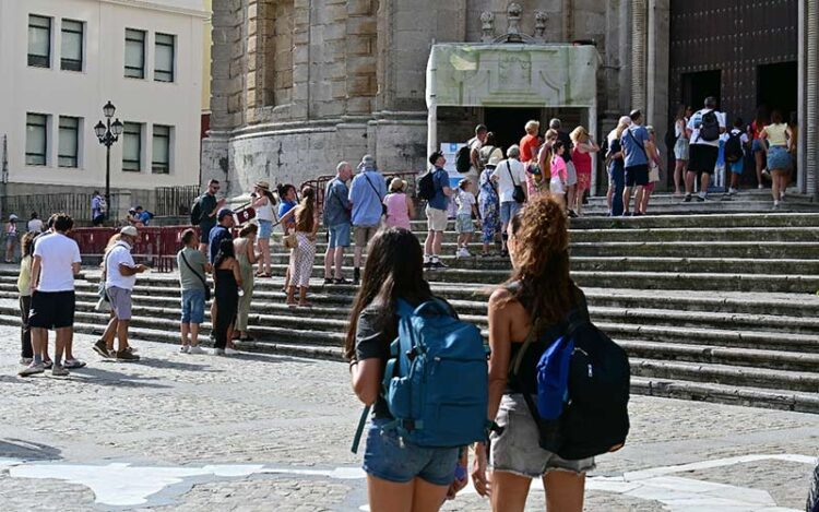 Cola de turistas en la Catedral / FOTO: Eulogio García