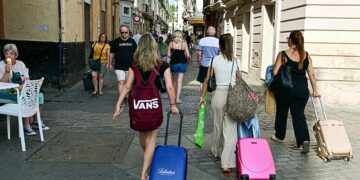 Con la maleta a cuestas rumbo al piso turístico / FOTO: Eulogio García