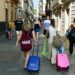 Con la maleta a cuestas rumbo al piso turístico / FOTO: Eulogio García
