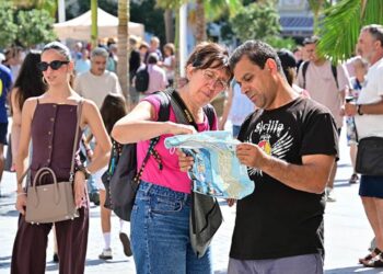 Turistas en la capital orientándose en un plano / FOTO: Eulogio García