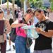 Turistas en la capital orientándose en un plano / FOTO: Eulogio García