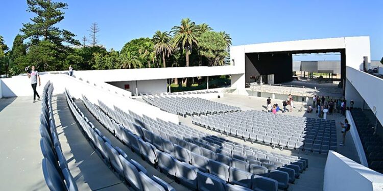 El nuevo teatro durante la visita del alcalde con la prensa el pasado junio / FOTO: Eulogio García