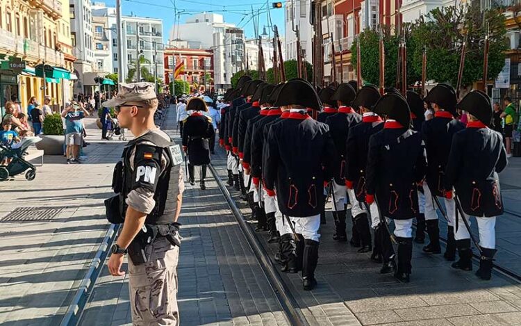 Un momento del desfile militar por un pequeño tramo de la calle Real / FOTO: DBC