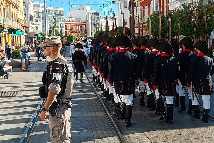 Un momento del desfile militar por un pequeño tramo de la calle Real / FOTO: DBC