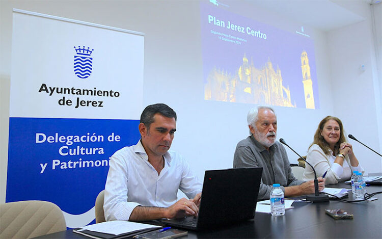 Presidiendo la última Mesa del Centro Histórico / FOTO: Ayto.