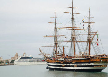 El Amerigo Vespucci entrando en el muelle gaditano / FOTO: APBC