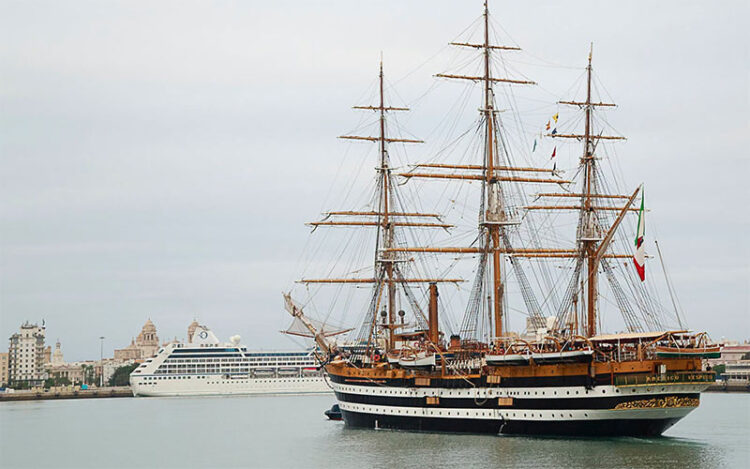 El Amerigo Vespucci entrando en el muelle gaditano / FOTO: APBC