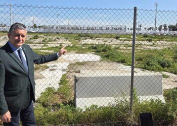 Sanz se hace la foto junto al solar de CASA / FOTO: Junta