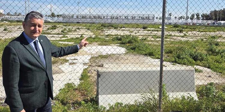 Sanz se hace la foto junto al solar de CASA / FOTO: Junta