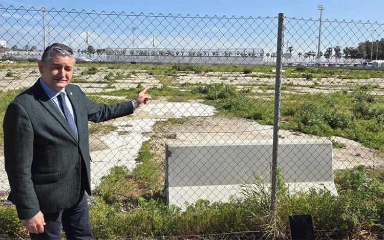 Sanz se hace la foto junto al solar de CASA / FOTO: Junta