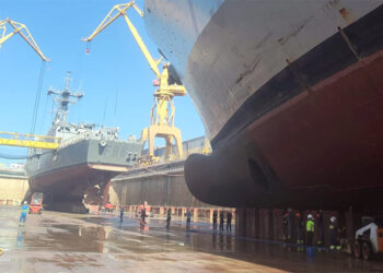 Varios barcos militares en dique seco en el astillero de Cádiz / FOTO: Armada