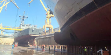 Varios barcos militares en dique seco en el astillero de Cádiz / FOTO: Armada