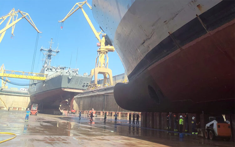 Varios barcos militares en dique seco en el astillero de Cádiz / FOTO: Armada