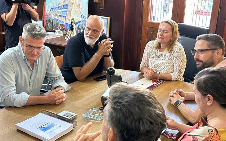 Escenificando la recepción del proyecto en el despacho de Alcaldía / FOTO: Diputación