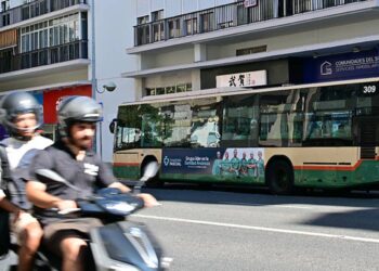 Autobús de la línea 1 por la avenida / FOTO: Eulogio García