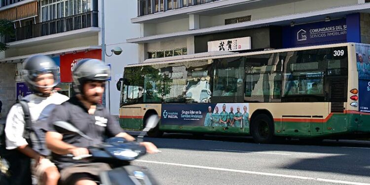 Autobús de la línea 1 por la avenida / FOTO: Eulogio García