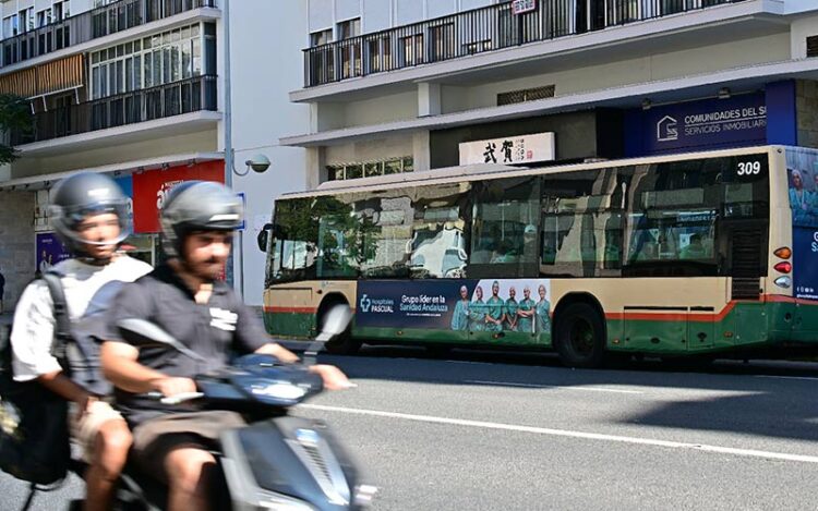 Autobús de la línea 1 por la avenida / FOTO: Eulogio García