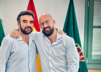 Posado amistoso de Alegre con Beardo / FOTO: Ayto.
