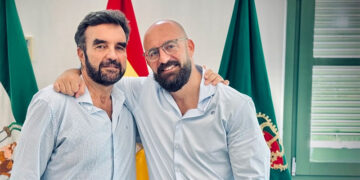 Posado amistoso de Alegre con Beardo / FOTO: Ayto.