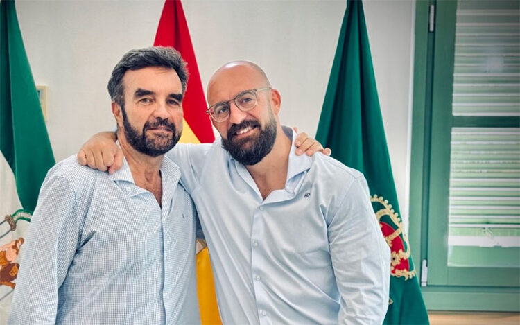 Posado amistoso de Alegre con Beardo / FOTO: Ayto.