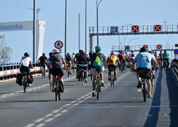 El viento no lo puso fácil a algunos de los ciclistas-manifestantes / FOTO: Eulogio García