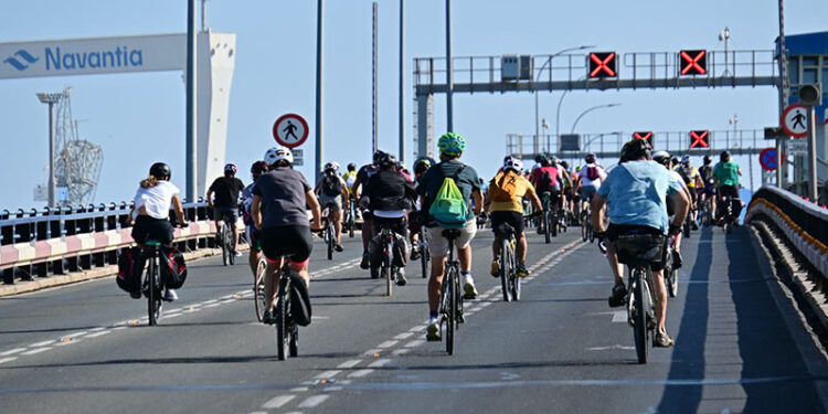 El viento no lo puso fácil a algunos de los ciclistas-manifestantes / FOTO: Eulogio García