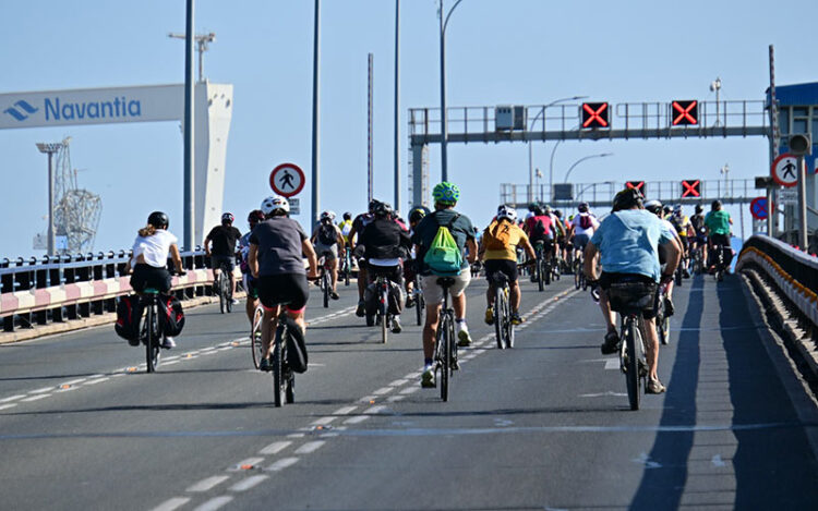 El viento no lo puso fácil a algunos de los ciclistas-manifestantes / FOTO: Eulogio García