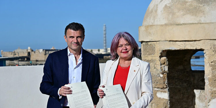 Alcalde y subdelegada posan con el acuerdo ya firmado / FOTO: Eulogio García