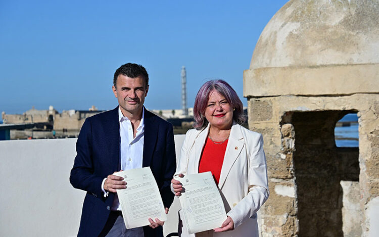 Alcalde y subdelegada posan con el acuerdo ya firmado / FOTO: Eulogio García