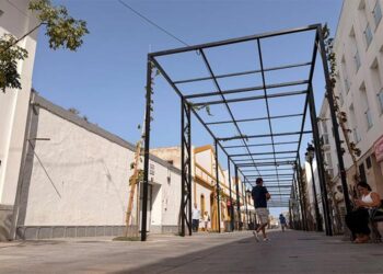 La renovada calle con su estructura para las parras / FOTO: Ayto.