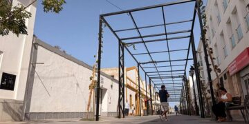 La renovada calle con su estructura para las parras / FOTO: Ayto.