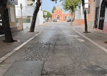 Aspecto abandonado de la calle que desemboca en el cementerio / FOTO: PP