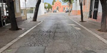 Aspecto abandonado de la calle que desemboca en el cementerio / FOTO: PP