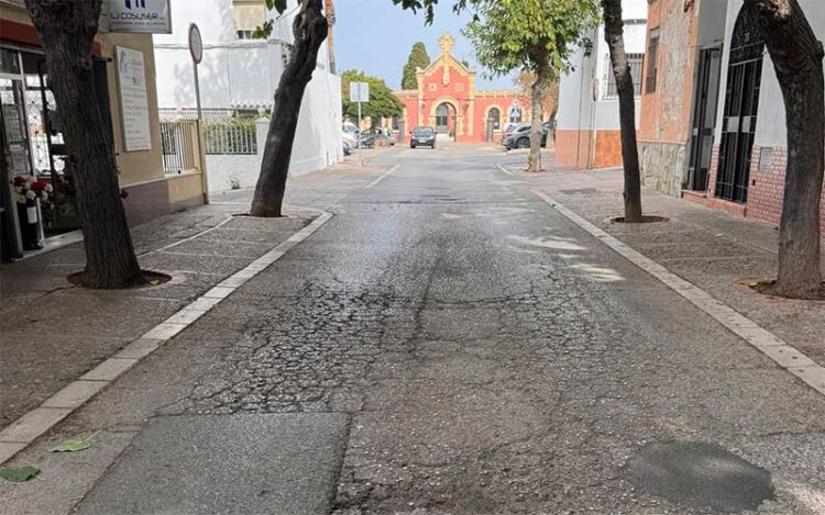 Aspecto abandonado de la calle que desemboca en el cementerio / FOTO: PP