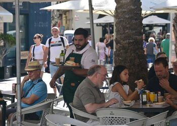 Hora del desayuno en una terraza de la capital / FOTO: Eulogio García