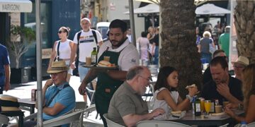 Hora del desayuno en una terraza de la capital / FOTO: Eulogio García